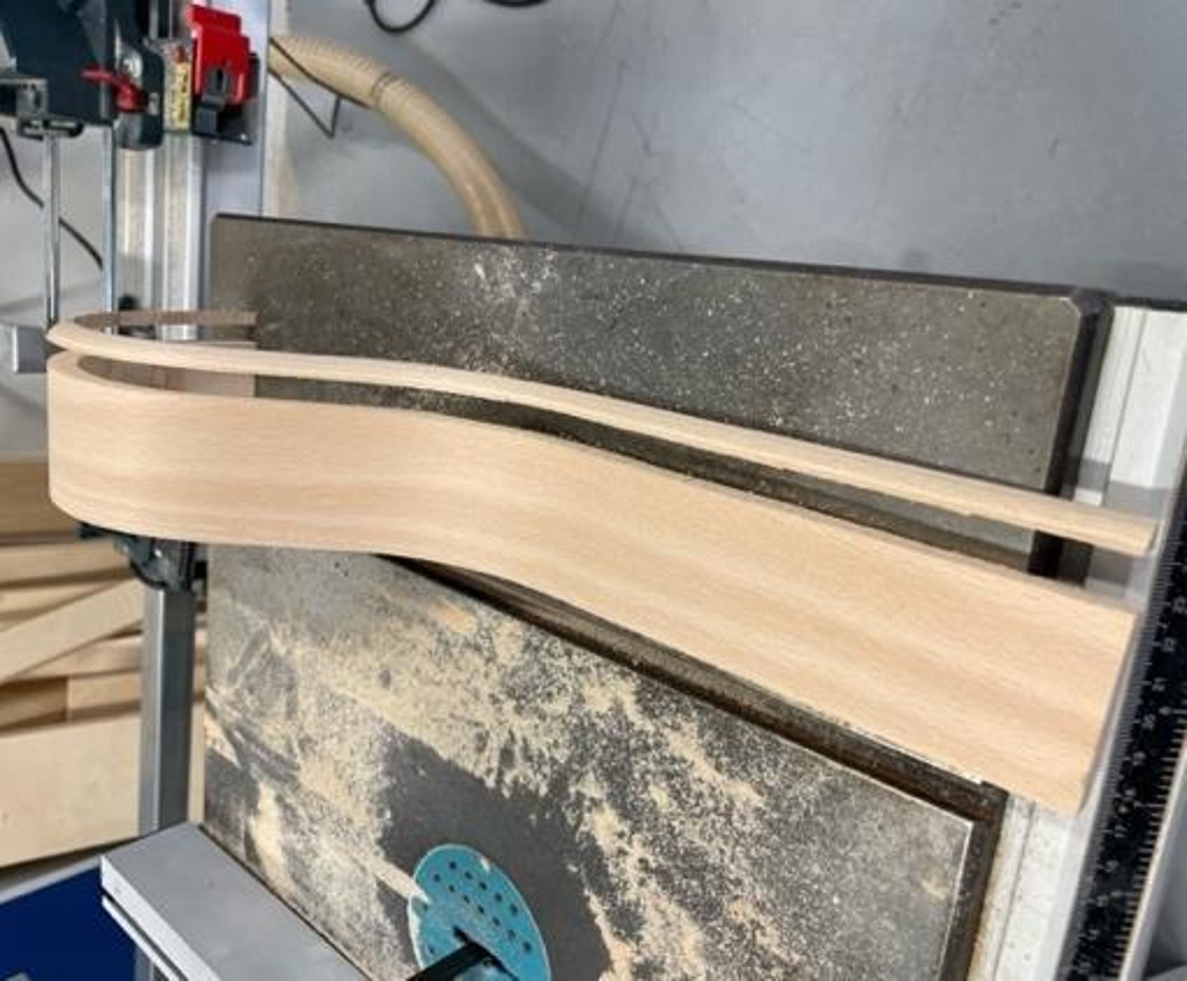 Bent veneer rib